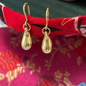 AUTHENTICATED 18k Tiffany Elsa Peretti Tear Drop Dangle Earrings With Fishhook